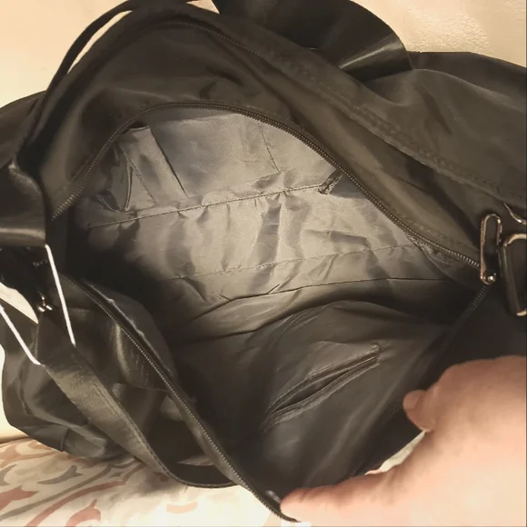 Halara gym duffle bag with adjustable strap, new - Picture 5 of 14